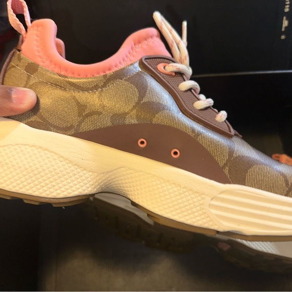 Coach Lowline 270 Signature Sneakers – Pink/Brown 🤎
SOLD OUT ONLINE - Picture 4 of 7
